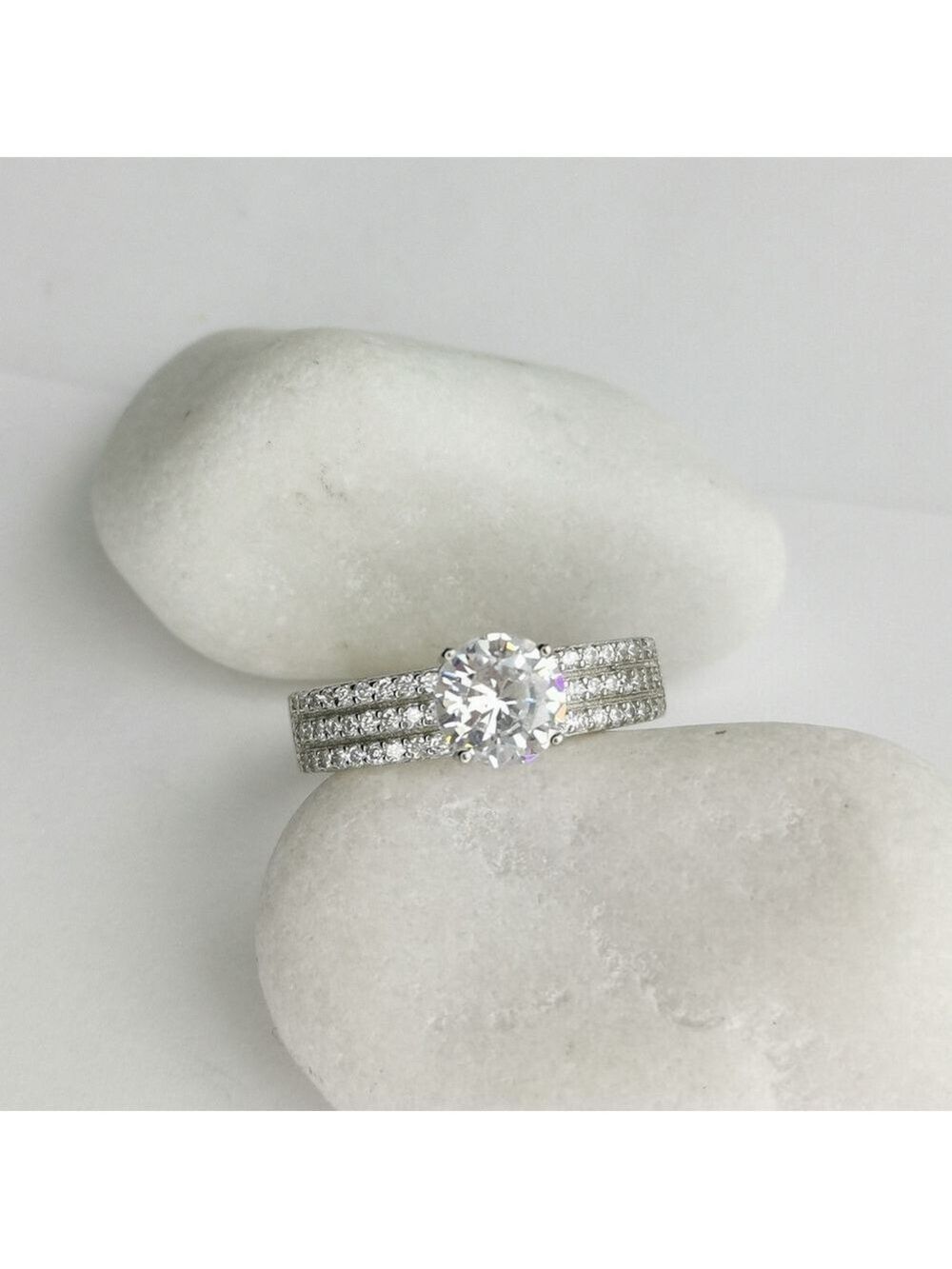 Roynd cut CZ Ring Sterling Silver size 8 🆕